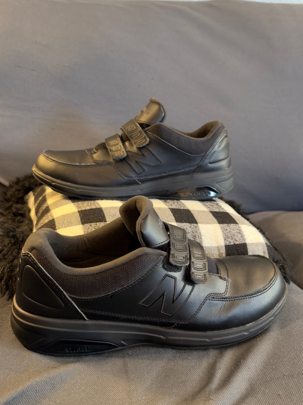 New Balance Mens 11 Black Velcro Athletic Sneakers
